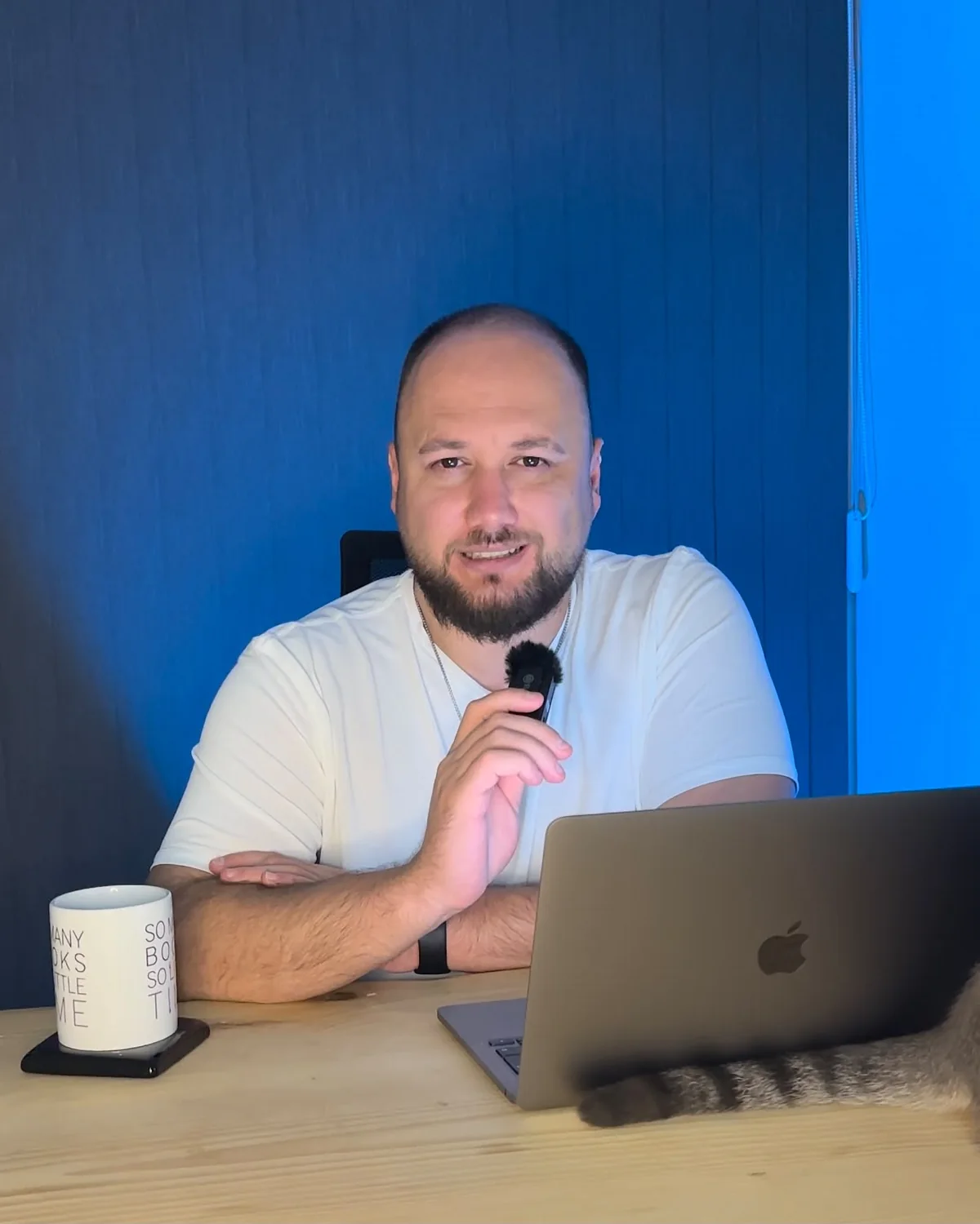 Özkan Alkan, ofisinde mikrofonla anlatırken